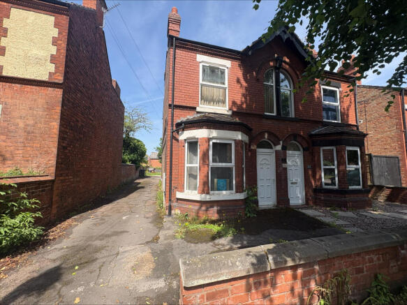 2 bed property, in 4A & 4B Berkeley Avenue, £95,000