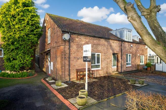 2 bed property, in Deane Field View, £150,000