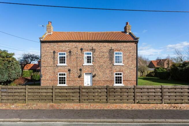 4 bed property, in Main Street, £495,000