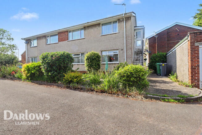 2 bed property, in Clos Hendre, £110,000