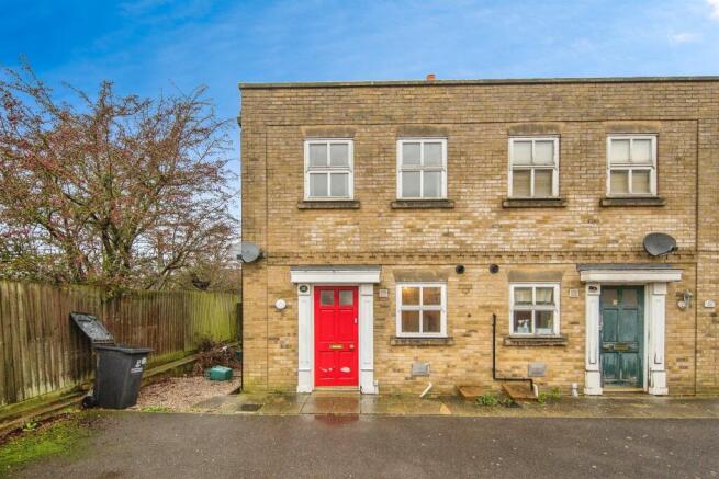 2 bed property, in Mascot Square, £230,000