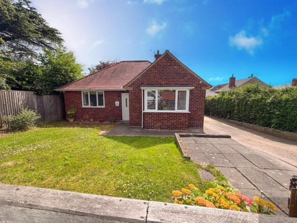 2 bed property, in Upper Dunstead Road, £225,000