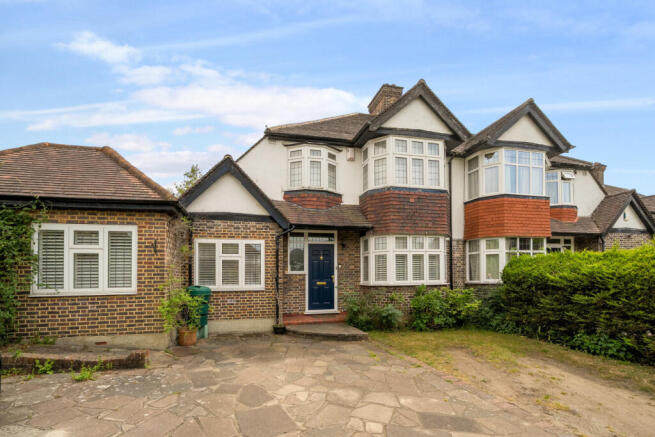4 bed property, in Stone Park Avenue, £900,000