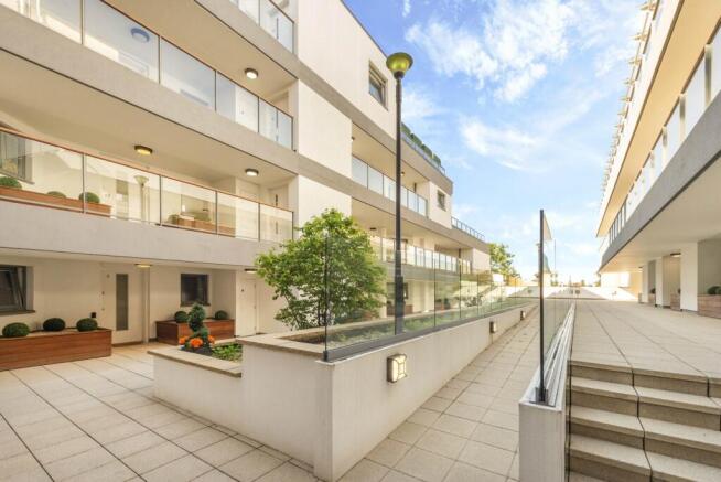 2 bed property, in Flower Lane, £360,000