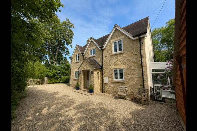 4 bed property, in Upper Minety, £800,000