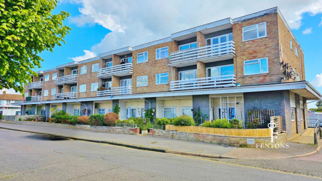 2 bed property, in Kings Avenue, £137,500
