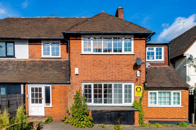 2 bed property, in Upper Richmond Road West, £600,000