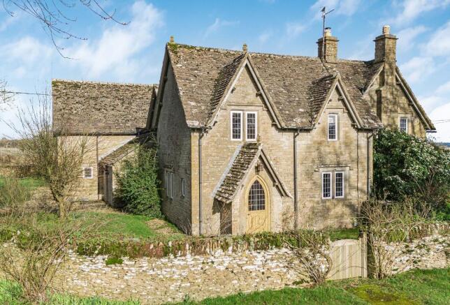 5 bed property, in Nesley Farm, £880,000