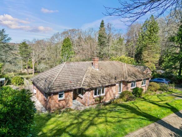 4 bed property, in Brittenden Lane, £900,000