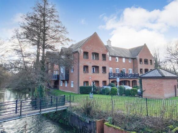 2 bed property, in Weirpool Court, £325,000