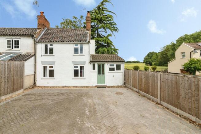 2 bed property, in Yarmouth Road, £190,000