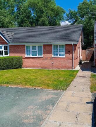 2 bed property, in Fernhill Lane, £210,000