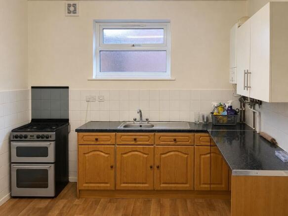 2 bed property, in Queens Road, £150,000