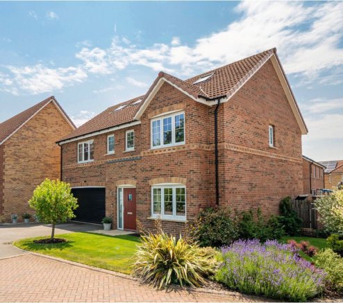 6 bed property, in Lund Sikes Grove, £595,000