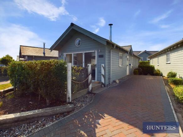 2 bed property, in Turnberry Drive, £130,000