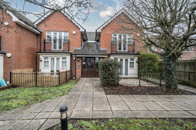 2 bed property, in Sadlers Court, £265,000