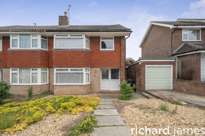 3 bed property, in Buckingham Road, £330,000