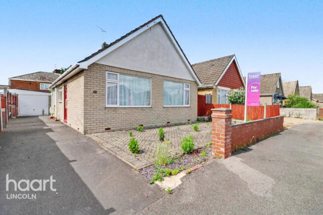 2 bed property, in Meadowlake Crescent, £200,000