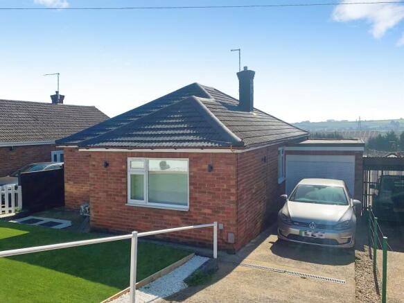 2 bed property, in Hillside Avenue, £200,000