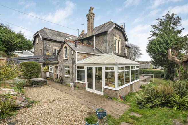 2 bed property, in Flat 1, £450,000