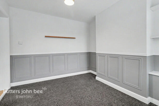 2 bed property, in Stone Road, £170,000