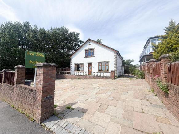4 bed property, in 12 Normoss Road, £450,000