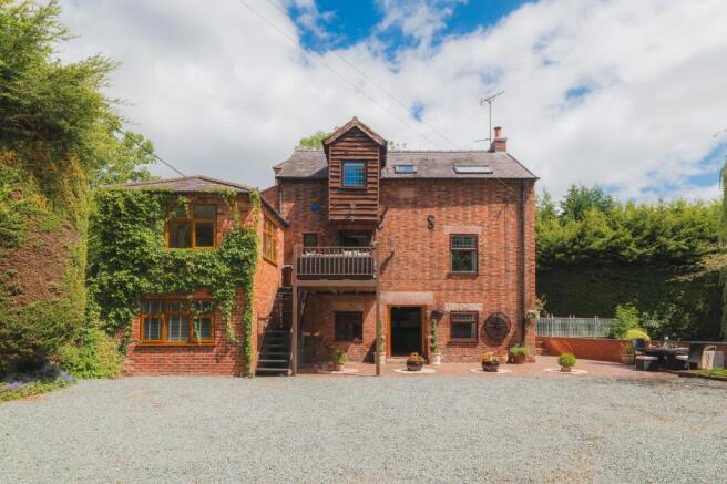 6 bed property, in Sarn Mill, £650,000