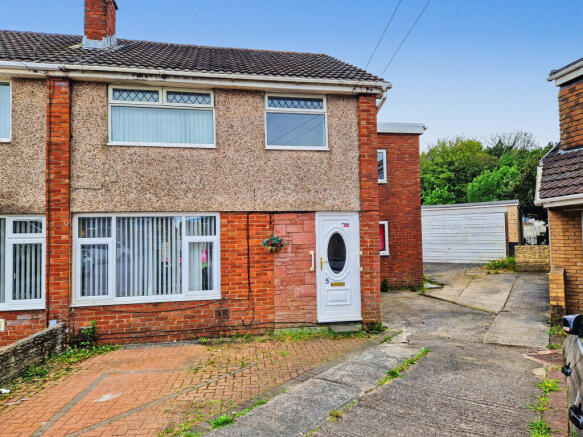 4 bed property, in Pen-Y-Ffordd, £240,000