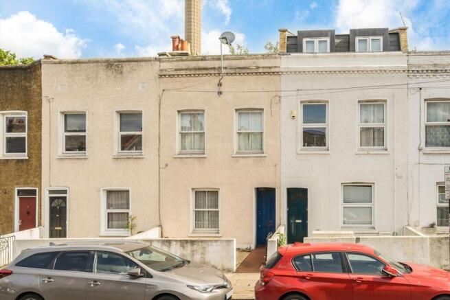 2 bed property, in Fountain Road, £550,000