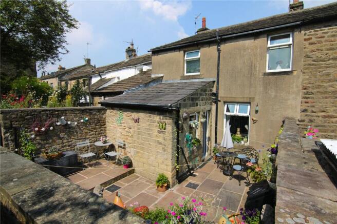 2 bed property, in High Street, £215,000