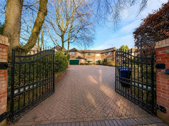 5 bed property, in Hampton Lane, £1,200,000