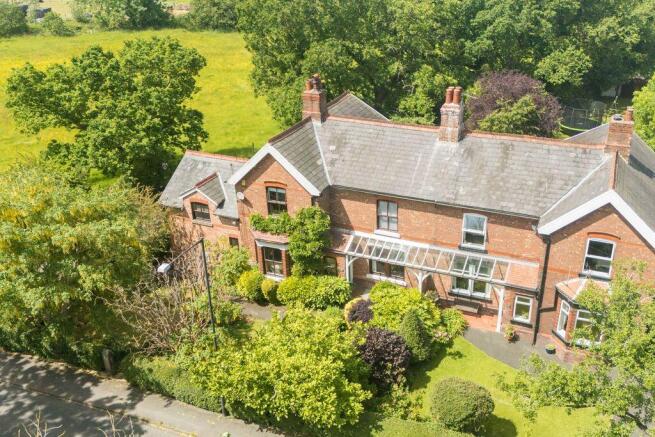 5 bed property, in Cobbs Brow Lane, £675,000