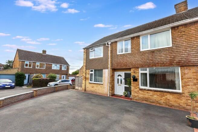 4 bed property, in Ellen Close, £300,000