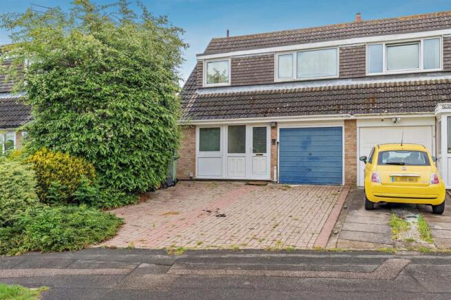 3 bed property, in Weir Close, £200,000