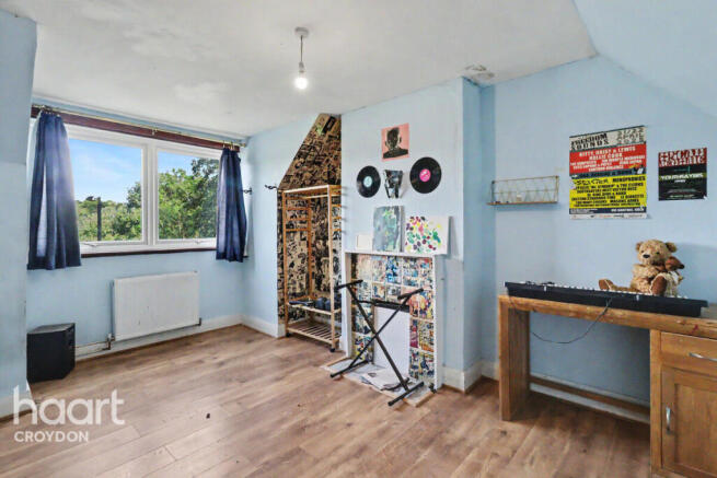 2 bed property, in Stoats Nest Road, £400,000