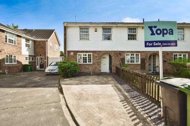 3 bed property, in Staplers Court, £375,000