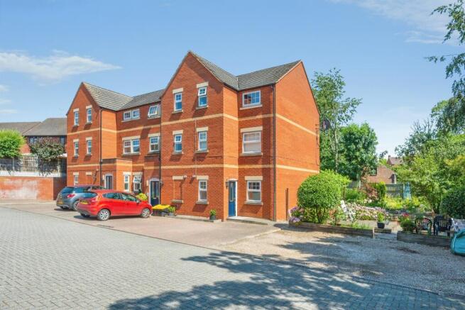 1 bed property, in Courtyard Place, £110,000