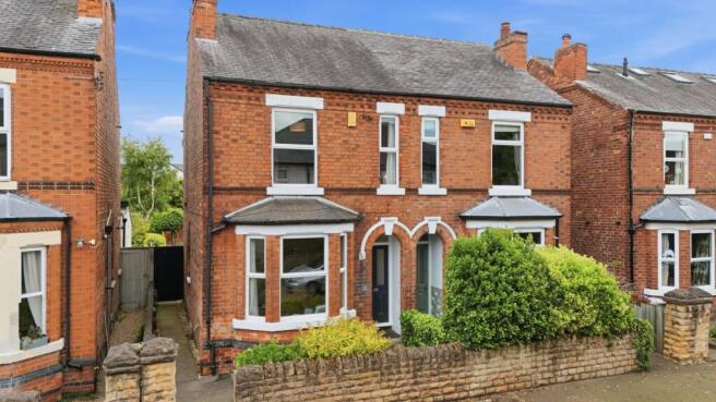 3 bed property, in Pierrepont Road, £425,000