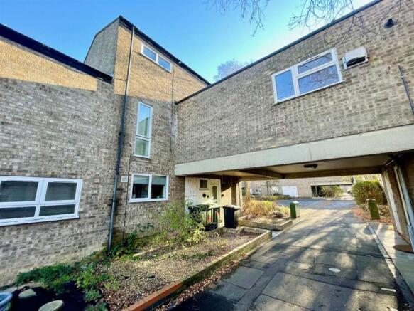 6 bed property, in Barnstock, £250,000