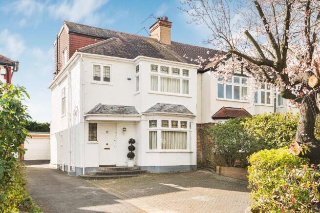 4 bed property, in Park Avenue, £800,000