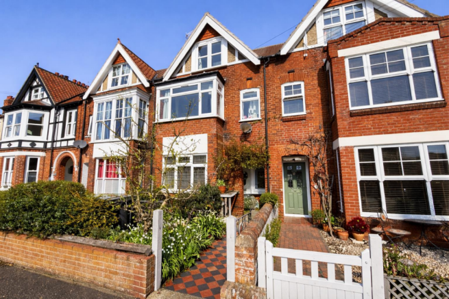 3 bed property, in Alexandra Road, £235,000