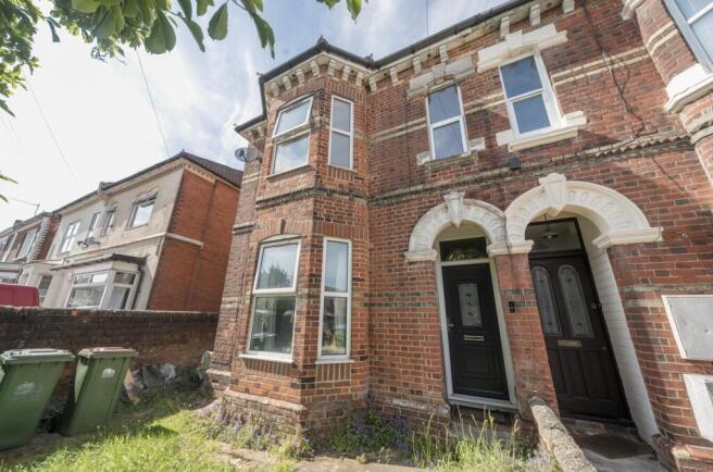 4 bed property, in Avenue Road, £375,000
