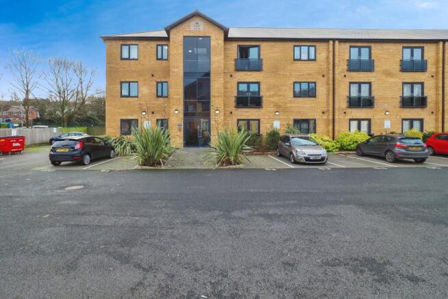 1 bed property, in Foxhill Road East, £110,000