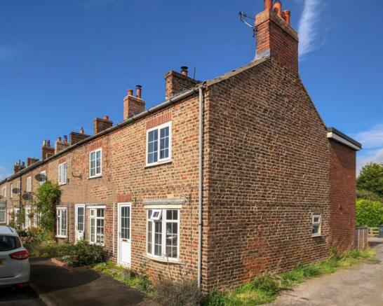 2 bed property, in Stainthorpes Row, £170,000