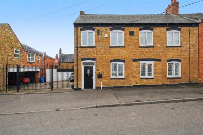 2 bed property, in Fox Street, £349,995