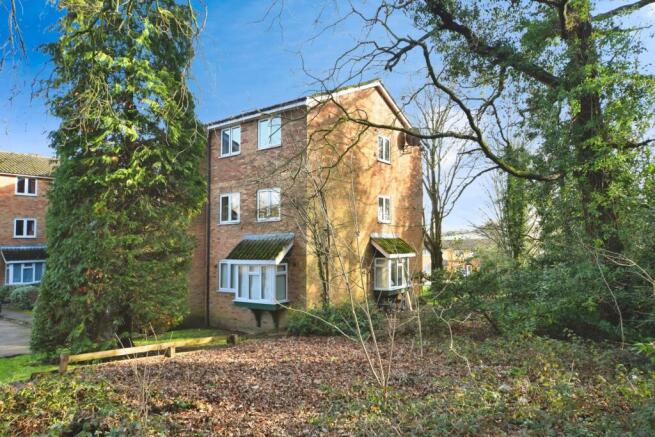 2 bed property, in Marshalls Close, £300,000