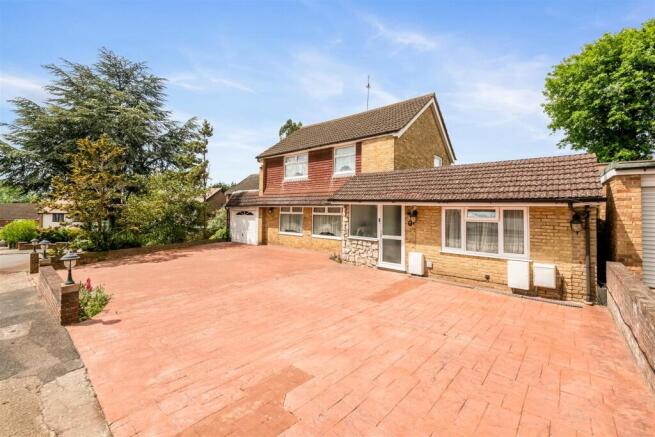 4 bed property, in Beacon Close, £850,000