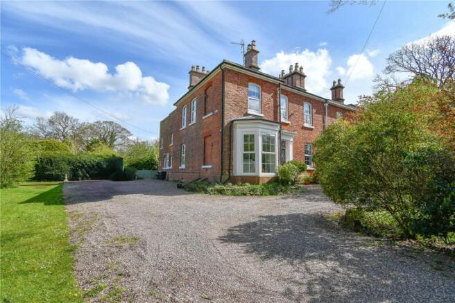 6 bed property, in The Woodlands, £725,000