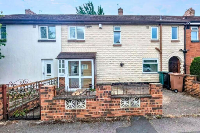 3 bed property, in Acre Road, £115,000
