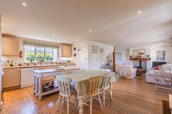 3 bed property, in A Delightful Flint and Brick Period Property, £625,000